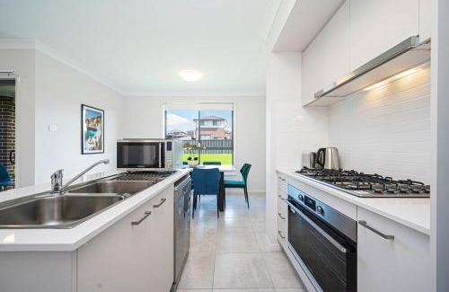 Leppington House | Leppington 5Br house near train and shopping