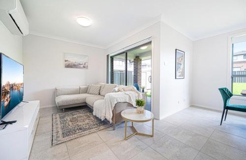 Leppington House | Leppington 5Br house near train and shopping