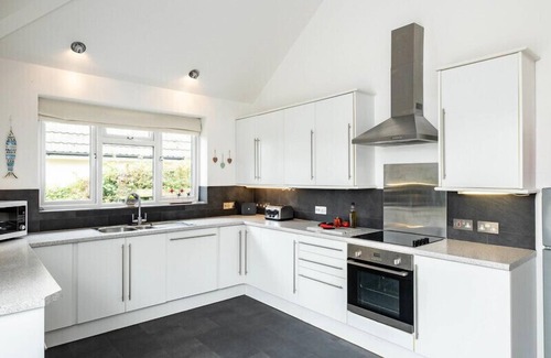Rock Cottage | LERRYN, pet friendly, with a garden in Rock