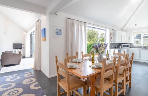 Rock Cottage | LERRYN, pet friendly, with a garden in Rock