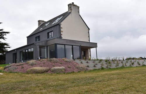 Plougoulm House | Les Aigrettes, feet in the water, Spa, 9 people