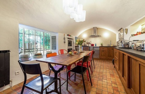 Eygalieres Villa | Les Alpilles - Six Bedroom Villa, Sleeps 10