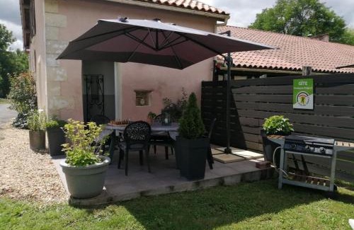 St-Michel-de-Double House | Les biches