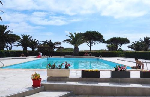 Saint-Cyprien Plage Apartment | LES CAPITELLES 5 - Accès direct à la plage depuis le jardin - T2 avec cabine - 6 pers - jardin - Piscine - parking
