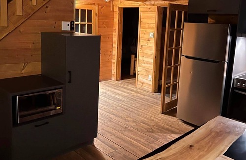 Saint-David-de-Falardeau Ski Chalet | les chalets en bois rond disponibles à la location en toute saison.