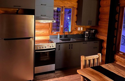 Saint-David-de-Falardeau Ski Chalet | les chalets en bois rond disponibles à la location en toute saison.