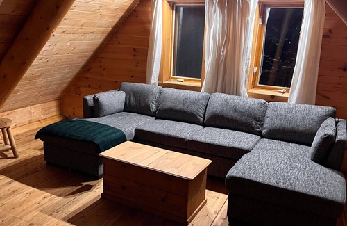 Saint-David-de-Falardeau Ski Chalet | les chalets en bois rond disponibles à la location en toute saison.
