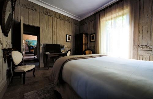 Saint-Georges-sur-Moulon Bed & Breakfast | Les Chambres d'Hôtes du Château de Saint-Georges