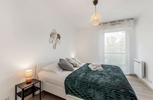 Bourg-l'Eveque Apartment | Les Deux Rives - Balcony Parking Elevator and Close to the City Center