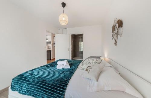 Bourg-l'Eveque Apartment | Les Deux Rives - Balcony Parking Elevator and Close to the City Center