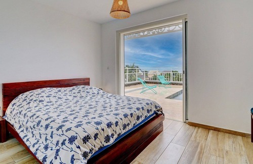 Petite-Ile House | LES FLEURS DE JADE - Maison face à la mer avec piscine