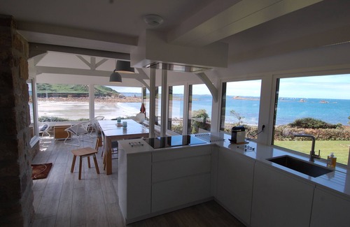 Plougasnou Villa | Les Gabelous, sleeps 9, direct beach access and panoramic sea view