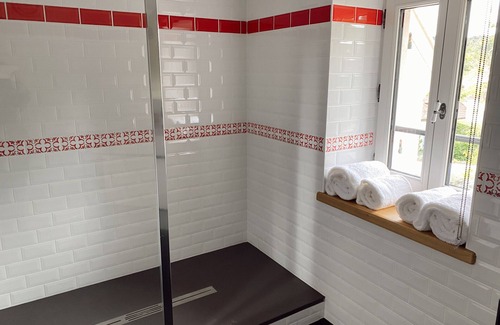 Savigny-les-Beaune Bed & Breakfast | Les Groseilles-Double room-Classic-Ensuite with Shower-Vineyard view