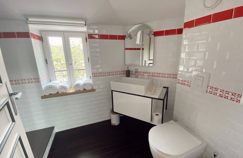 Savigny-les-Beaune Bed & Breakfast | Les Groseilles-Double room-Classic-Ensuite with Shower-Vineyard view