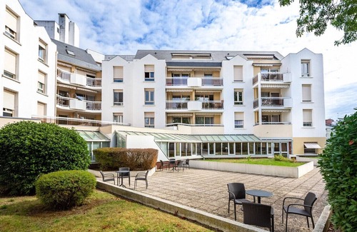 Saumur House | LES LILAS Very nice room in serviced residence with Restaurant