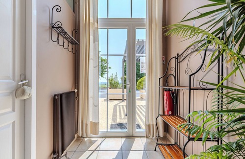Montagne House | Les Marronniers – Holiday Home with Pool and Vineyard View in Montagne