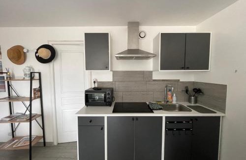 Vierville-sur-Mer Apartment | Les mouettes Apt duplex indépendant dans maison spacieux petite vue sur mer des chambres belle terrasse aménagée en hauteur près Omaha Beach et Bayeux 800 m plage et 300 m superette