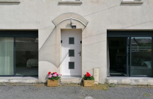 Vierville-sur-Mer Apartment | Les mouettes Apt duplex indépendant dans maison spacieux petite vue sur mer des chambres belle terrasse aménagée en hauteur près Omaha Beach et Bayeux 800 m plage et 300 m superette