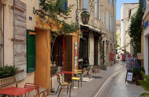 St.-Remy-de-Provence Apartment | Les Oliviers-Apartment-Premium-Ensuite with Shower-City view