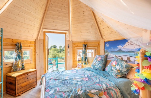 Saint-Michel-Mont-Mercure Bed & Breakfast | Les Philous Gourmands - Guest Room Chalet - Bora Bora - with Private Terrace