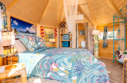 Saint-Michel-Mont-Mercure Bed & Breakfast | Les Philous Gourmands - Guest Room Chalet - Bora Bora - with Private Terrace