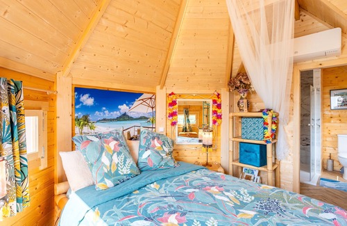 Saint-Michel-Mont-Mercure Bed & Breakfast | Les Philous Gourmands - Guest Room Chalet - Bora Bora - with Private Terrace
