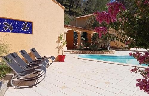 Cuges-les-Pins Bed & Breakfast | LES RESTANQUES - Chambre d'hôtes