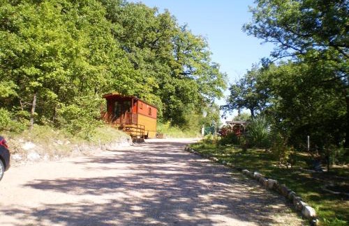 Montmurat Bed & Breakfast | Les Roziers - Roulotte