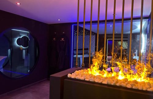 Bonneville Apartment | LES SECRETS ROOMS - BONNEVILLE - LOVE ROOM 130m2 - SPA PRIVATIF