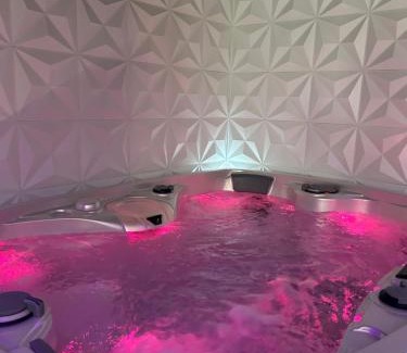 Bonneville Apartment | LES SECRETS ROOMS - BONNEVILLE - LOVE ROOM 130m2 - SPA PRIVATIF