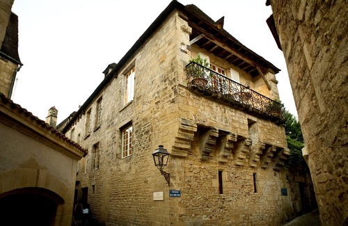 Sarlat-la-Caneda Historic Center Apartment | Les Suites sarladaises, The Caladrius suite
