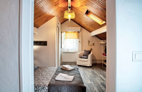 Mouleydier Bed & Breakfast | Les Tuilières – Guest Room with Pool and Air Conditioning in Mouleydier