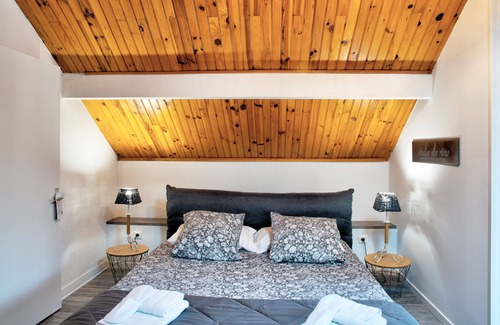 Mouleydier Bed & Breakfast | Les Tuilières – Guest Room with Pool and Air Conditioning in Mouleydier