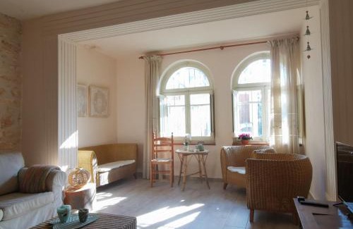 Tivissa House | Les violetes