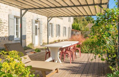 Saint-Romain-de-Benet Bed & Breakfast | Les Violettes De Malleville