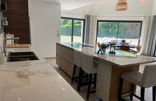 La Queue-les-Yvelines House | Lescale du Roy : Maison Récente Proche Versailles