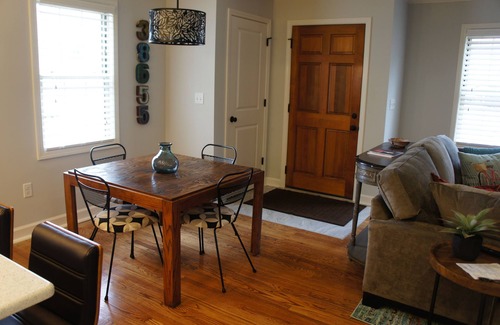 Oxford House | Less than 1 mi from Oxford Square, 2 B/1B double vanity, sleeper sofa, sleeps 6