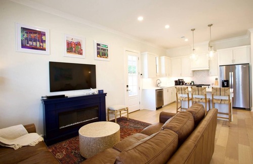 Oxford Cottage | Less than 1 Mile to the Square! Outdoor Fireplace