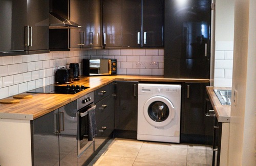Belfast House | Less Than 2 Miles Away From City Center and Tourist Attractions in Belfast