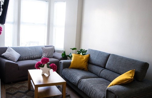 Belfast House | Less Than 2 Miles Away From City Center and Tourist Attractions in Belfast