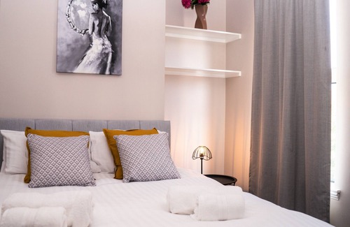 Belfast House | Less Than 2 Miles Away From City Center and Tourist Attractions in Belfast