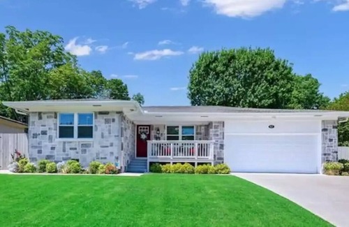 Rockwall House | Less than a mile from downtown Rockwall