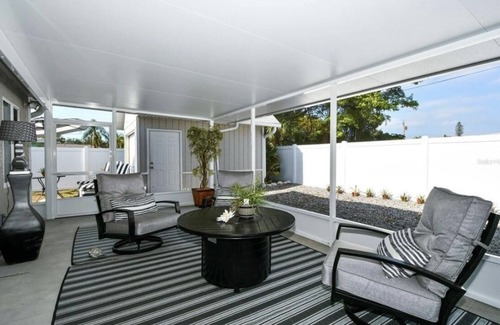 Venice House | Less than a mile to beach! heated pool! 4 bedrooms, 3 bathrooms private house.