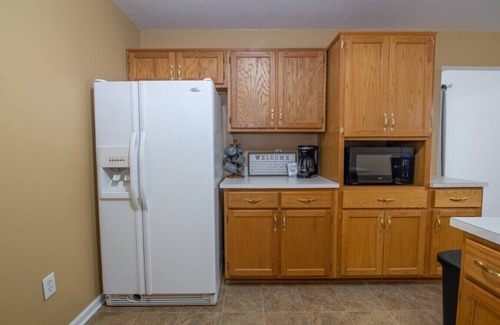 Elizabethtown House | Less than mile to sports park, private house and yard.