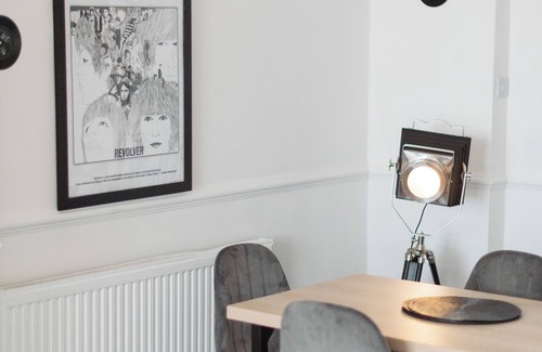 Liverpool House | Let it BnB | Beatles theme 2 bed house | Sleeps 7 with 6 Separate Beds | Parking