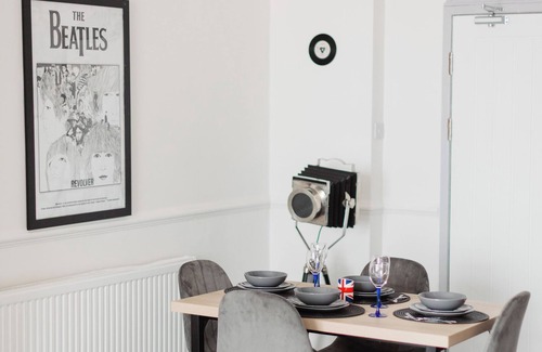 Liverpool House | Let it BnB | Beatles theme 2 bed house | Sleeps 7 with 6 Separate Beds | Parking