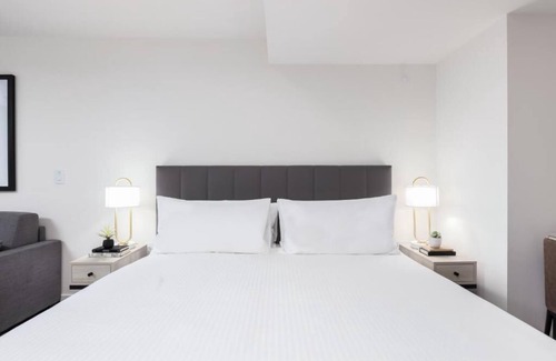 South Lake Union Hotel | Level Seattle- Studio Suite w/full kitchen, in-room laundry & resort amenities