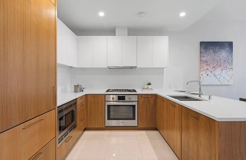 Downtown Los Angeles Hotel | Level South Olive- One Bedroom Suite & Office