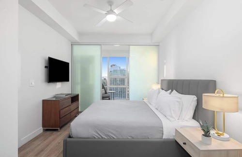 Downtown Los Angeles Hotel | Level South Olive- One Bedroom Suite & Office