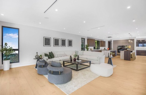 Sherman Oaks Villa | Levitt Lane - Contemporary Modern Two-Level Sherman Oaks Home